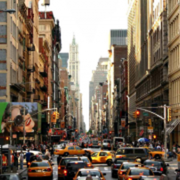 纽约的一条街道，两边都是高楼大厦，交通繁忙